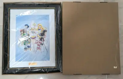 ✨ 这是一幅《美少女战士》官方复制原画，以梦幻的浅蓝星空为背景，集结了月野兔及太阳系全体水手战士，经典的战衣配色与灵动姿态完美还原动画神韵。黑金画框搭配金边卡纸，精致装裱兼具收藏感与装饰性，是情怀与质感兼备的硬核周边。
 这次用了ems+内加固！速度快！安全到达！推...