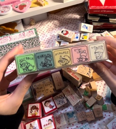 这个小印章太实用了！收到后马上试用，盖章清晰又方便。小巧精致不占地方，商家还贴心地送了印油。包装仔细，发货速度超快，客服态度也很好。有了它，工作效率提升不少，绝对是办公必备好物，非常满意的一次购物，会推荐给朋友！