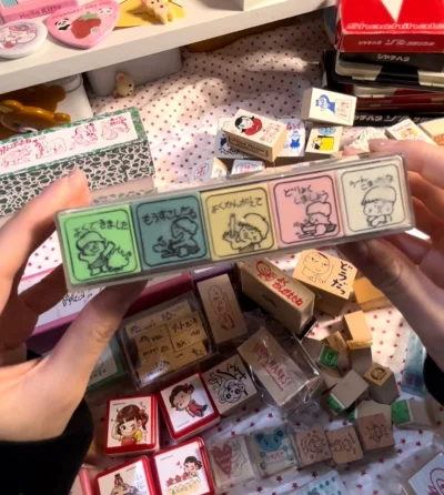 这个小印章太实用了！收到后马上试用，盖章清晰又方便。小巧精致不占地方，商家还贴心地送了印油。包装仔细，发货速度超快，客服态度也很好。有了它，工作效率提升不少，绝对是办公必备好物，非常满意的一次购物，会推荐给朋友！