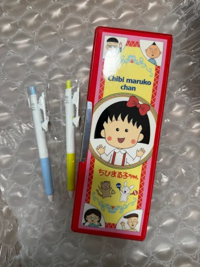     这次在挖煤姬淘到的樱桃小丸子文具套装，真的是近期最惊喜的收获！打开包裹的瞬间就被治愈了——红色铅笔盒被泡泡纸裹得严严实实，拆开后几乎找不到任何划痕，印刷清晰得像刚从文具店买的新品。小丸子的笑脸、周围小伙伴的头像，还有底部的可爱小动物图案，色彩鲜艳又充满复古感...