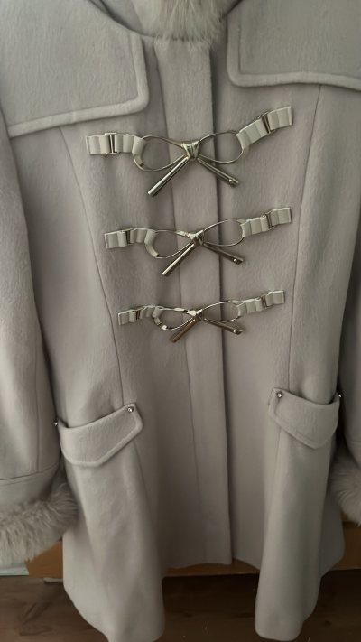 85羊毛/狐狸毛的大衣，很暖很轻版型特别好，原品牌已经闭店了，挖煤姬助我3710円好价拿下。类似款的聚酯纤维lizlisa也是小萌来的，这件性价比真的很高。