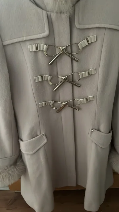 85羊毛/狐狸毛的大衣，很暖很轻版型特别好，原品牌已经闭店了，挖煤姬助我3710円好价拿下。类似款的聚酯纤维lizlisa也是小萌来的，这件性价比真的很高。