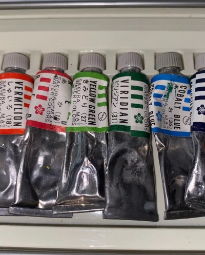 日本作为一个绘画天赋点比较普遍的国家 也拥有一些比较老的绘画品牌 其中很多品牌流行至今也广为人知
sakura就是其中之一 现代的文具用品里也经常出现这个品牌的身影
用挖煤姬海淘时正好淘到了这个 是Sakura在上世纪出品的锡管颜料 虽然已经硬了但还是可以取色 十分...