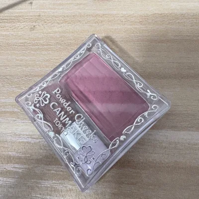 买了盘dior的四色高光，状态很好，价格也很划算，还买了点日系小彩妆，性价比特别高，物流也很快，也没有损坏，满意