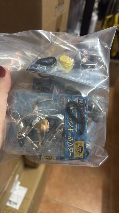 来自2001年的老物钥匙扣，很有年代感，路飞、索隆、山治、娜美、乌索普，经典三连系列。很开心买到了宝藏老物，