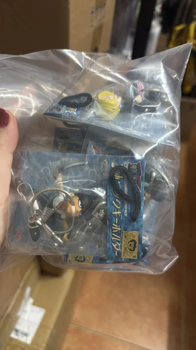 来自2001年的老物钥匙扣，很有年代感，路飞、索隆、山治、娜美、乌索普，经典三连系列。很开心买到了宝藏老物，