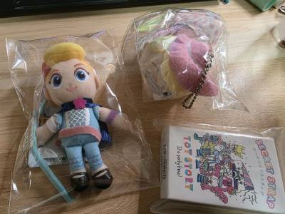 一月初的时候确定发货，前两天就到啦～这些娃娃卡片徽章什么的状态都很好，竹蜻蜓的物流价格也很划算！喜欢玩具总动员的宝宝们不要错过呀～