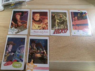 这次最期待的商品是ensky的玩具总动员拍立得卡片哦！已经绝版了，陆陆续续都是在煤炉切到的好价！樱花妹包装很好，有硬纸板保护，非常开心非常好！