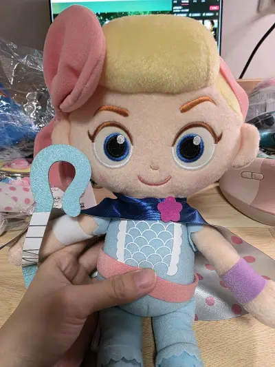 这个娃娃很大，但是价格却非常实惠，买来检查发现也没有任何瑕疵，这个是和别人拼团运回国的，也非常实惠，真的非常喜欢呀！