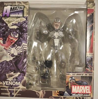 这次分享的是海洋堂可动原色毒液，对比透明版，涂装更加鲜明，金属色蓝黑漆面个白色珠光漆面相得益彰十分好看，挖煤姬平台，给力！