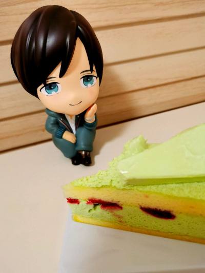 超级超级萌的小手办 很有陪伴感 买的是全新未拆的 等到1.16他生日的时候才拆开 特意买了一个小蛋糕 但是放书包里不小心撞坏了╥﹏╥文件夹状态也挺好的