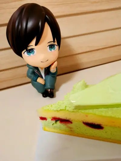 超级超级萌的小手办 很有陪伴感 买的是全新未拆的 等到1.16他生日的时候才拆开 特意买了一个小蛋糕 但是放书包里不小心撞坏了╥﹏╥文件夹状态也挺好的