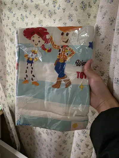 虽然还没有穿过，但是到货后检查了一下，没有污渍和霉点之类的瑕疵，价格实惠，挖煤姬都是实汇不赚差价哦！非常推荐大家用挖煤姬买玩具总动员的周边～