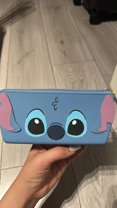 一直想要很多史迪奇的包包和笔袋 一直没有找到自己喜欢的 终于在挖煤姬app上找到了想要的包包 之前一直都买不到！太开心了！