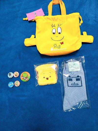 这一单买到了阿朗基的圣诞节徽章和几个超级mini徽章
当时确实没想到是这么迷你的大小
收到感觉还挺可爱的
维尼熊的秘密钥匙包也好可爱
抽盒一直抽不到小维尼
没想到在这里买到了?
还有机器人的袜子也很可爱
巴巴爸爸的黄色手提袋我也很爱
两个小手的样子看起来像在给一个抱...