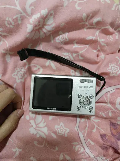 挖到宝！我的粉色富士Z5终于到啦?
在挖煤姬蹲了好久的富士FinePix Z5，今天终于拿到手了！
粉粉的滑盖设计真的太戳我了，成色比预想的还要新，这个颜色在阳光下会发光✨
试了下开机，复古的CCD质感直接拉满，出片自带柔光滤镜，感觉随手拍都是氛围感大片?
不得不说...