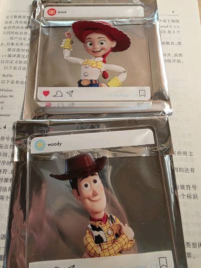 巴斯光年的送朋友了就没照片，只有胡迪和翠丝，这个卖的人也不是很多所以早买早享受吧，非常喜欢！物流很快包装很好，拿到手里还有原袋呢