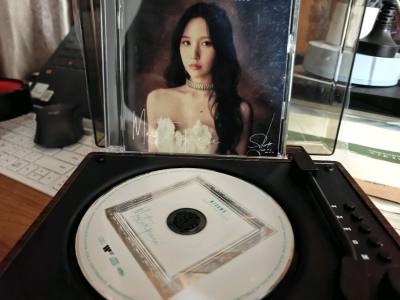      分享我的MISAMO日淘美好经历！为了收齐她们「HAUTE COUTURE」 Dome Tour的官方周边，特意在日淘平台冲了托特包、小卡套还有磁吸周边，平台能直接对接日官店，还能精准找到稀缺款，操作超省心。物流全程可追踪，二十天左右就收到包裹，层层气泡膜...