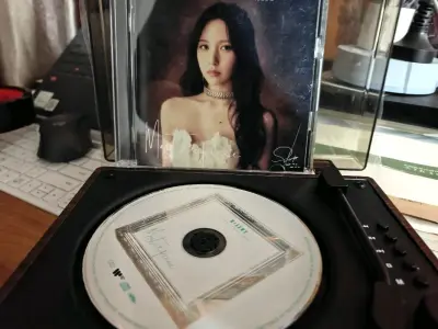      分享我的MISAMO日淘美好经历！为了收齐她们「HAUTE COUTURE」 Dome Tour的官方周边，特意在日淘平台冲了托特包、小卡套还有磁吸周边，平台能直接对接日官店，还能精准找到稀缺款，操作超省心。物流全程可追踪，二十天左右就收到包裹，层层气泡膜...