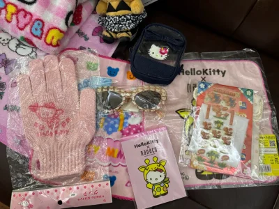 一直在挖煤姬海淘，海淘认准挖煤姬！这次又买到了很多可爱的小物！不知道是第几个合箱喇！彩色小鹿便签和方巾配成了一套，还有一些实用小物！希望让我遇到更多萌物！