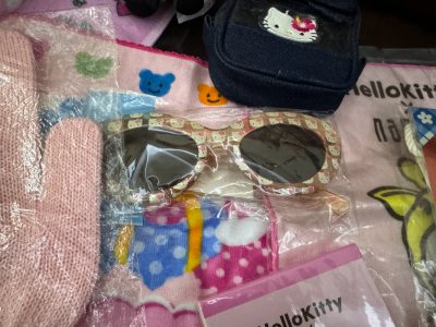 这是我在挖煤姬的第2个合箱，隔了一段时间回来又被我买到了很多可爱的凯蒂周边！太棒啦！超多凯蒂印花的眼镜！实用的手套！冬天将至马上就可以用起来了！还有姊妹花收纳盒我用来收纳针线出乎意料的合适好用！会继续来挖煤姬海淘哒！