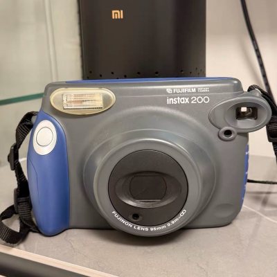 又淘到成色非常好的拍立得啦 这次在闪电市场淘的wide200 跟卖家描述的一样 没有瑕疵 加上运费价格也还可以 期待下一个～