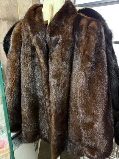 在挖煤姬海淘蹲了好久，终于等到这两件心头好！深棕貂皮大衣自带复古贵气，毛质细密如丝，垂坠感拉满，贴肤暖得像被阳光裹住；
银狐毛大衣则是冷艳挂，针毛闪着灰蓝光泽，蓬松柔软，走动时自带流光溢彩的动态感。
连运费带关税才花了不到12张，专柜零头就能拿下两件狠货，质感却毫不...