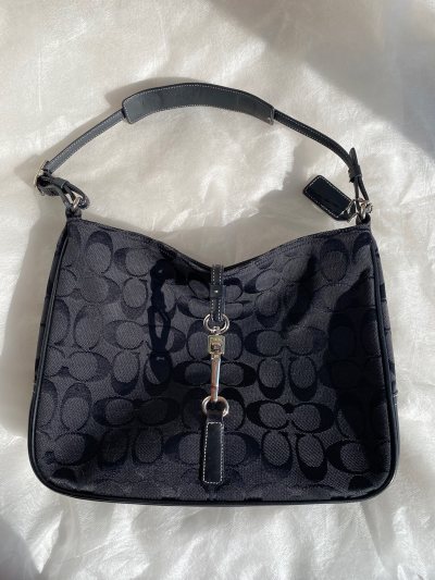 挖到宝了！在挖煤姬入的蔻驰黑色老花挎包，到手直接被成色惊艳到 —— 标注的 95 新真不是虚的！皮面光滑没划痕，老花图案清晰规整，五金亮堂堂的完全没氧化，内里也干净得不像话。
下单过程全程丝滑，页面选项清晰，还有中文标注，对海淘小白超友好。最惊喜的是物流，比我预想的...