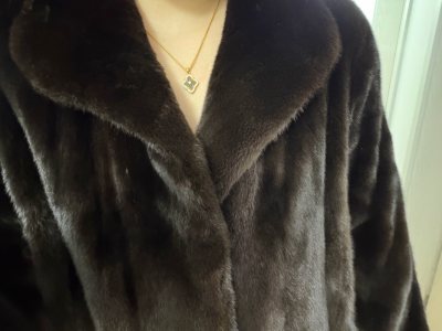 宝嘉美貂皮品质出色，绒毛细腻柔软，光泽度佳，保暖性一流。裁剪合身，版型时尚，上身尽显优雅气质，不愧是高品质貂皮，值得购买。 