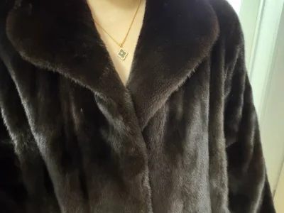 宝嘉美貂皮品质出色，绒毛细腻柔软，光泽度佳，保暖性一流。裁剪合身，版型时尚，上身尽显优雅气质，不愧是高品质貂皮，值得购买。 