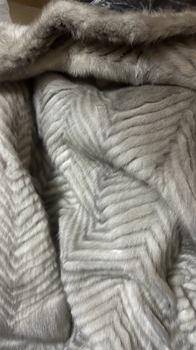 超绝啊！！美到炸裂的一个灰色的皮草外套，这个颜色真的是很特别而且很稀有。生意真的非常满意的 我还会再来买的！
