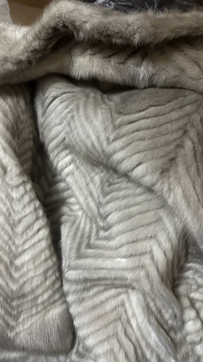 超绝啊！！美到炸裂的一个灰色的皮草外套，这个颜色真的是很特别而且很稀有。生意真的非常满意的 我还会再来买的！