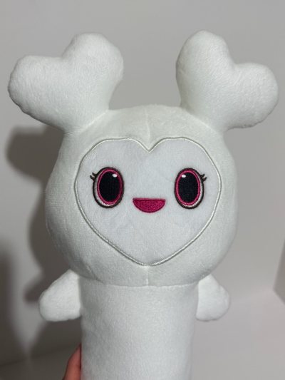 在挖煤姬这里切的twice的长条gigo娃娃，共9个。运费差不多是103r走的竹蜻蜓，平均下来一只10r左右的国际也能接受吧毕竟体积重有点大了。物流也还算是蛮快的差不多2.5周就到（包括审核时间）。包装很好，箱子也很大一个，物品成色很好，吊牌有些比较折到但完全没问题...