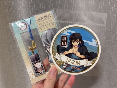 一箱子小东西，玲琅满目的很幸福！
上了一天班心情非常糟糕，还好收到谷子感觉好多了……
现在每天都在靠吃谷续命。
目前路上还有2箱，
这周估计会继续下单，确保一直到春节都不间断有新的开箱！