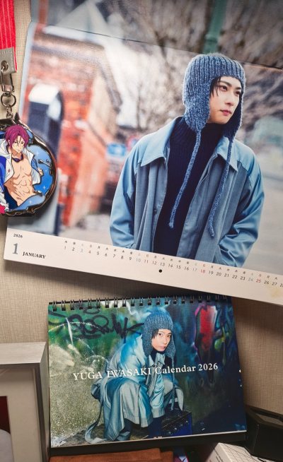 商品无破损，收到崭新完好，yuga很可爱摆在书桌上感觉萌的不行，还会再买的，真的太可爱了，有几张超级超级帅啊，太感谢了