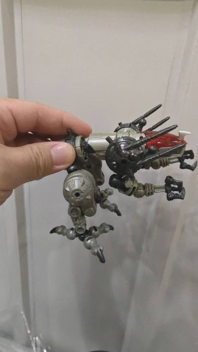 这个玩具特别特别的帅，特别特别的好玩，嗯，把玩起来特别的开心，并且它的头部可以装小人，太帅，我非常的喜欢