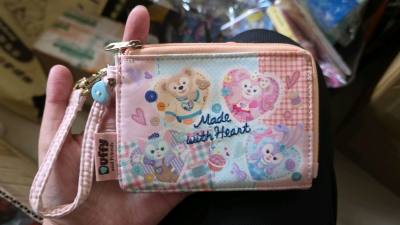 经常用的软件、真心非常推荐、站内力度不仅大、 而且时不时会发些优惠券、 合单速度也有提升,EMS很快~ 经常用的竹蜻蜓平均时效也就20天左右、这次买到了心仪的达菲年份盒子和暖心卡包~价格特别合适~包装也很用心，很多泡泡纸 很安心