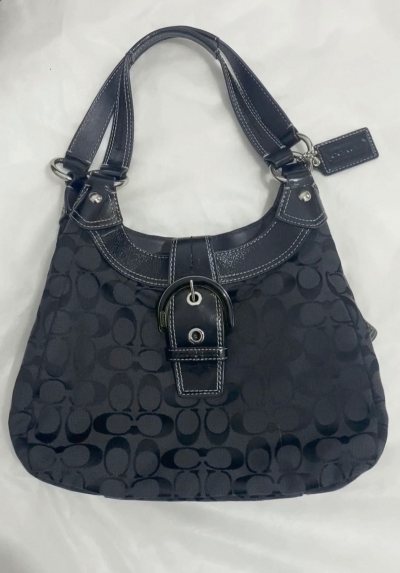 在挖煤姬淘到的蔻驰黑色老花南瓜包，实物质感比预期还要好！材质手感软糯又挺括，黑色经典耐看还耐脏，皮面光滑有自然光泽，标注的中古成色近乎全新，几乎看不到使用痕迹，五金也保持得亮洁无氧化。
三层内里设计太实用了，分区收纳规整，日常通勤的平板、文件、化妆品都能轻松装下，容...