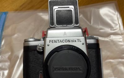 今年收官好物必须给这台潘太康6！一直种草东德蔡司的独特味道，终于在挖煤姬蹲到成色价格都完美的套机。沉甸甸的金属机身、清脆的快门和标志性的红字“PENTACON”，拿在手里全是满足感。120画幅的仪式感和东德镜头独特的影调，就是我开启新年胶片计划的最佳理由！