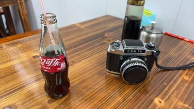 年末收到的快乐包裹，是这台超有味的Exa 1a胶片相机！被它小巧的腰平取景器和镜间快门设计种草，在挖煤姬以超高性价比入手。机身虽小但手感扎实，上片过片的操作充满机械乐趣。作为一台日常随身机简直完美，用它记录生活，为我的2023年画上了一个复古又温暖的句号。