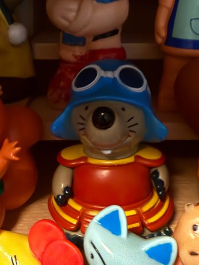 非常可爱的小鼹鼠 小时候看过这个动画片 整个形象设计的非常符合原型 这只是大号尺寸的 放在柜子里显眼可爱