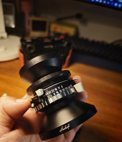 年末最震撼的开箱！终于从挖煤姬拿下这颗大画幅神器——施耐德Super-Angulon 47mm f5.6。种草它极致的视角和传奇画质多年，如今成色完美的它静静躺在手中，镜片通透如新。这颗涵盖4x5的超级广角，将是我探索空间与光影的终极武器，为今年的收藏画上最完美的惊...