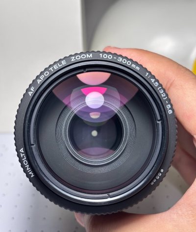 年末在挖煤姬发现的性价比之王——美能达AF 100-300mm APO！一直想找一支轻便长焦扫街打鸟，被它的APO镀膜和锐利画质种草，到手后发现成色超新，对焦安静迅速。装在A7系列机身上，色彩油润，焦外柔和，长焦端的画质完全超出预期。以这个价格收获这样的光学素质，绝...