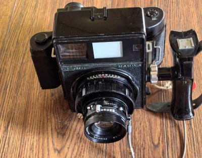 一直想体验纯粹的街头快拍与中画幅质感，最终在挖煤姬锁定了这台玛米亚新闻机。被它方正的造型和皮腔设计吸引，实物到手后更觉精巧可靠。过片顺滑，镜头素质惊艳，轻快的操作感让扫街充满乐趣。这台充满故事感的相机，完美契合了我对随时创作的想象。