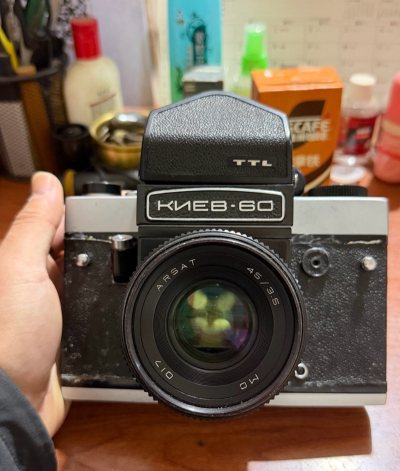 一直对这台充满传奇与故事的东欧相机充满好奇，终于在挖煤姬将它收入囊中。沉甸甸的机身和清脆的镜间快门声，带来了独特的把玩体验。虽然操作带着一丝粗犷，但配合蔡司血统的镜头，画质却惊喜地扎实油润。以这样的性价比体验6x6画幅，无疑是超值的选择。