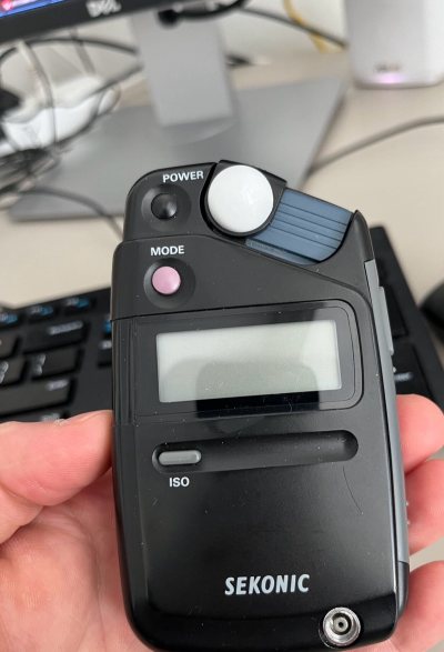 胶片摄影的可靠伙伴终于到位了！从挖煤姬入手的世光308测光表，小巧轻便却功能强大。反应极其灵敏，测光精准，无论是室内外还是复杂光线都能轻松应对。有了它，拍摄时的曝光决策变得快速而自信，是提升出片率不可或缺的实用工具。