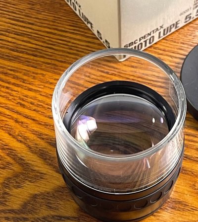 为了让胶片摄影的乐趣延续到观片环节，从挖煤姬入手了这款宾得5.5x观片器。小巧的金属机身质感十足，高亮度LED光源均匀清晰。5.5倍的放大倍率让135底片的每一处细节都纤毫毕现，检查焦点和曝光变得前所未有的轻松，大大提升了后期筛选与鉴赏的效率和愉悦感。