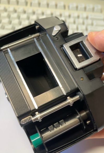 在挖煤姬淘到的这台Exa 1c，是一台充满巧思的趣味相机。它保留了经典的腰平取景器，但创新地采用了翻斗式镜间快门，声音轻柔独特。小巧的机身和可更换镜头的设计，让它既有把玩的乐趣又不失实用性。用它拍摄，更像是在进行一场充满惊喜的机械互动。