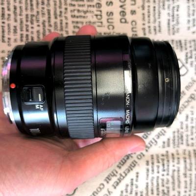 这次购买的是佳能百威镜头，成色差一点，功能也是正常的，价格也挺香的，是一次满意的购物体验，这款镜头成像也很锐利。