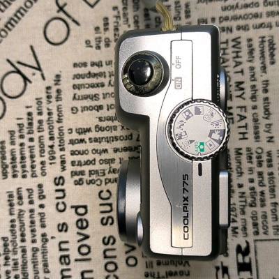 这次购买的是尼康e775相机，成色差了点，好在功能都是正常的，物流速度也很快，机身也很小巧，拿在手里很方便。